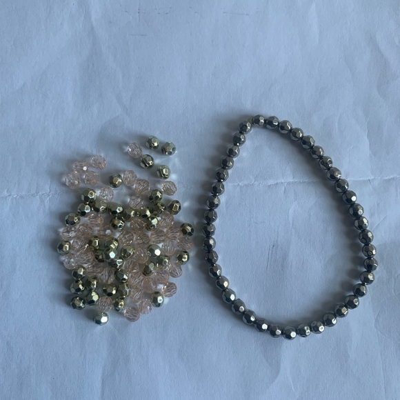 1 shiny small bead bracelet and beads bundle - Picture 1 of 3